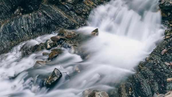 Volver a sentir lo simple: el agua fría, la textura, el choque de temperatura. Aquí el cuerpo no posa, solo vive.